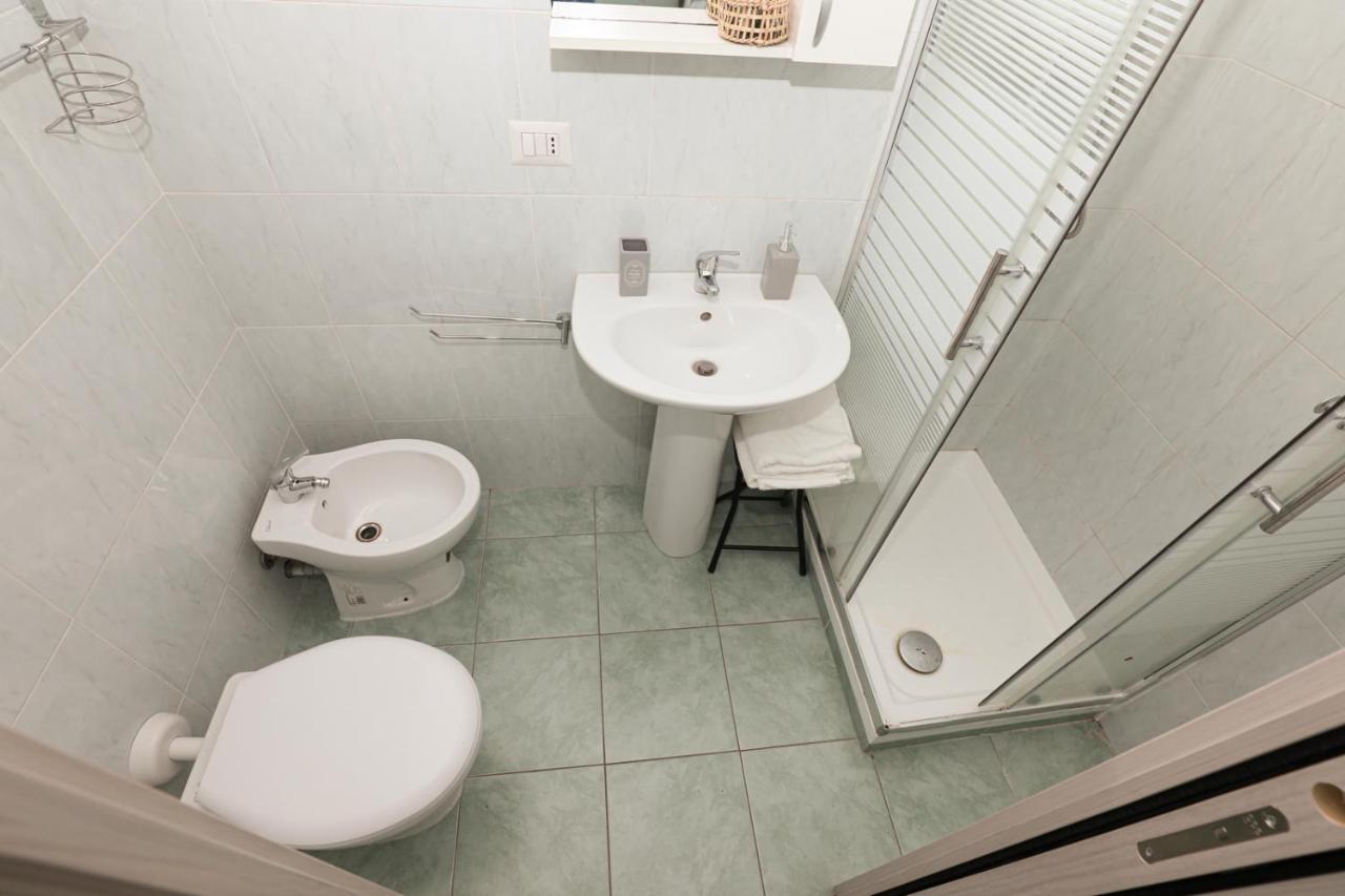 Affittacamere "San Martino Rooms" Genoa Bagian luar foto
