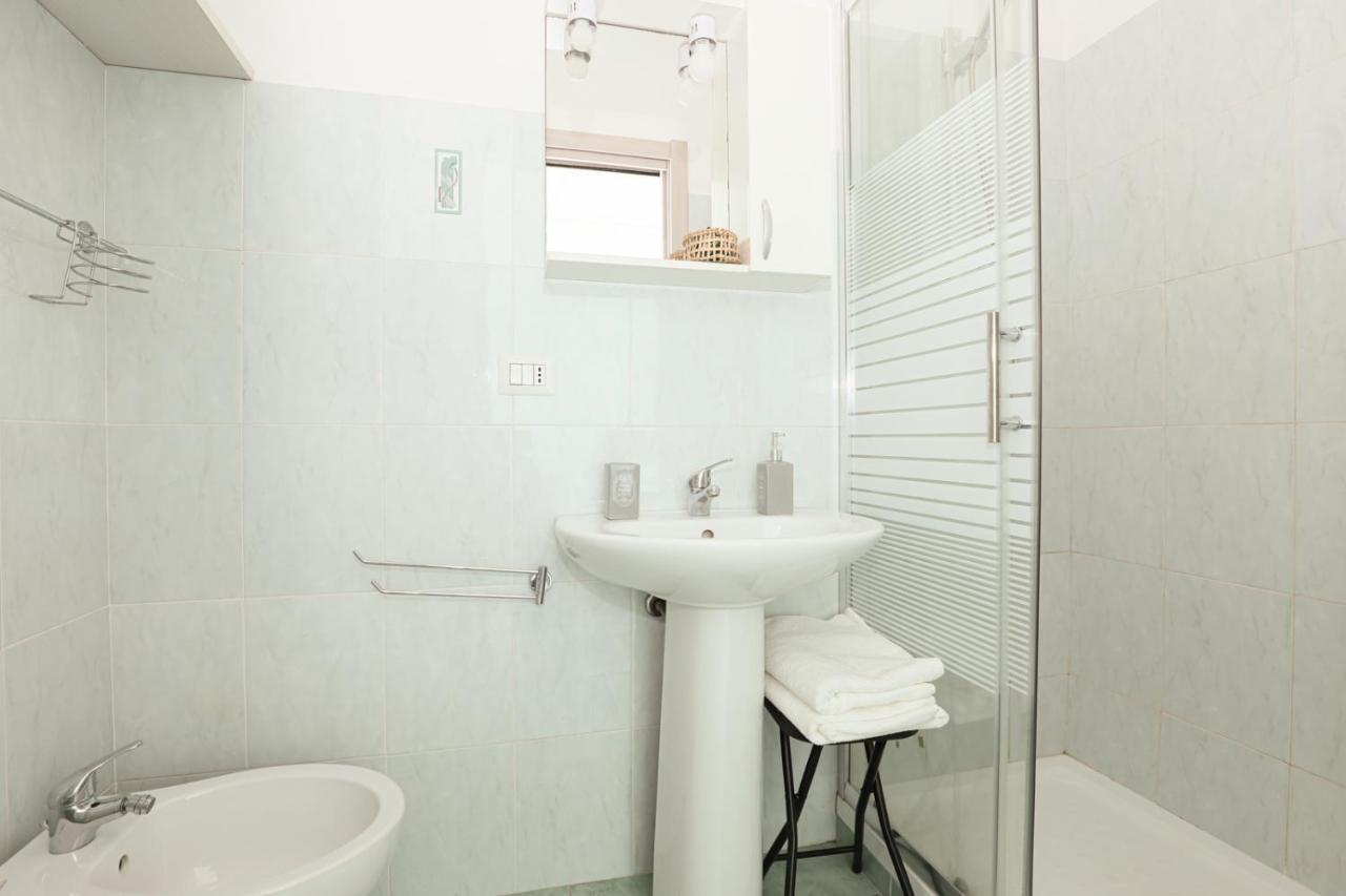Affittacamere "San Martino Rooms" Genoa Bagian luar foto